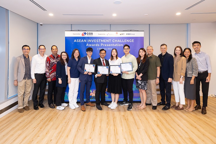 Finalists of the ASEAN Investment Challenge 2023 with judges and event organisers