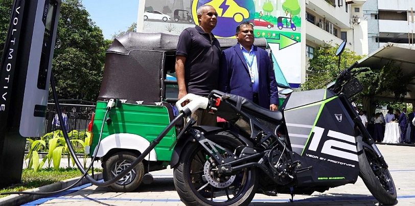 Vega International CEO Harsha Subasinghe (left) with Mahesh Nanayakkara, CEO of CDB with battery-powered motorbike and tuktuk. (Image from eShift LinkedIn page)